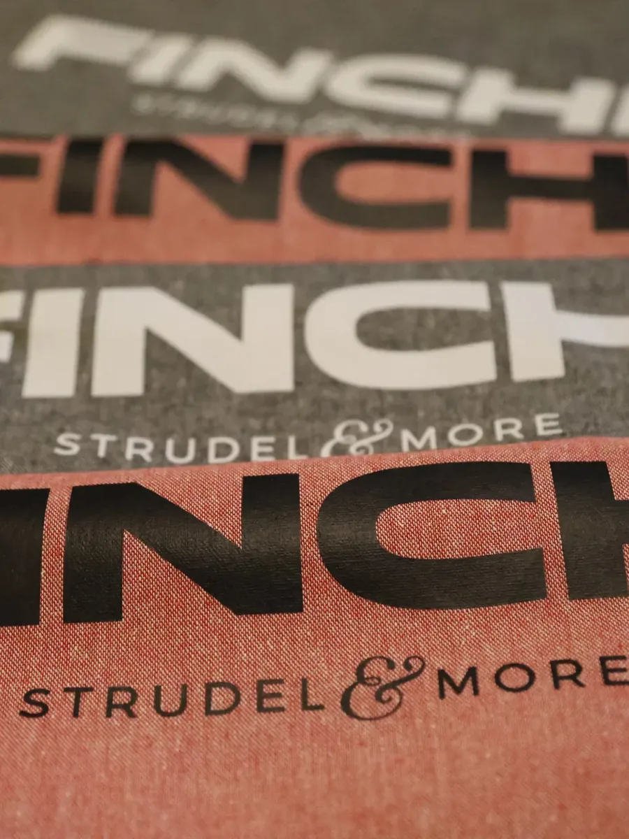 Finchi mintás háttér a kiemelt termékek szekcióhoz